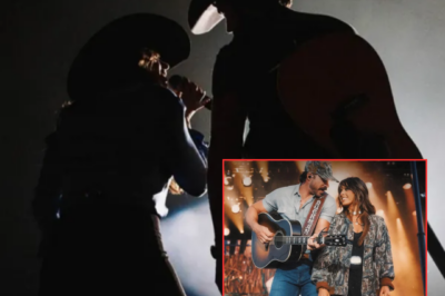 Country fans swoon as Riley Green holds Ella Langley’s hand to help her down the stairs