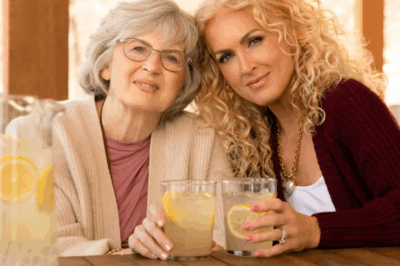 Little Big Town star Kimberly Schlapman recalls her mother’s reaction to the secret about her marriage that she kept from her for two decades.