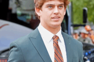 You won’t BELIEVE this mugshot. The Texas Longhorns’ golden boy, Arch Manning, was just put in handcuffs. The photo that has the entire sports world talking is inside.