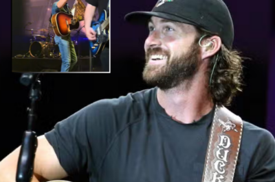 Riley Green had a funny reaction to the surprising moment when the “golden triangle in an old lady style” suddenly flew onto the stage.