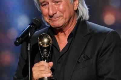 “THE GRAMMY CROWD STOOD STILL WHEN HIS NAME WAS CALLED.” When Steve Perry’s name was announced at the 2025 Grammy Awards, something quiet happened in the room. Not cheers at first. A pause. Because everyone knew what that moment meant.