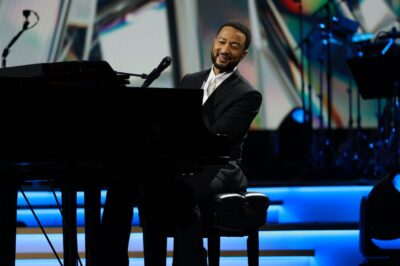 “The Stadium Noise Was Completely Swallowing Him.” The Press Labeled The 118M Viewer Super Bowl Gig “Too Big”—Until John Legend Deadly Silence At The Piano Forced A Masterpiece.